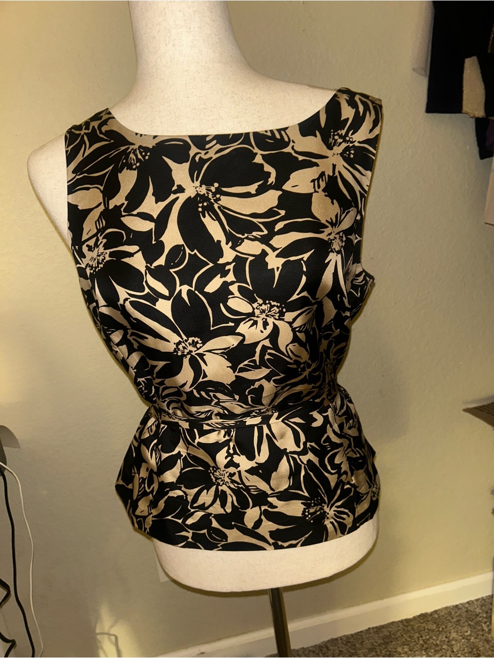 100% Silk Sleeveless Black & Beige Floral Top Ann Taylor